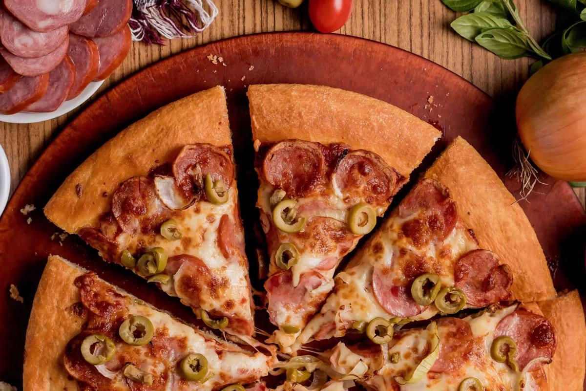 [Pizza de Calabresa – Tradição, História, Sabores e Combinações Perfeitas]