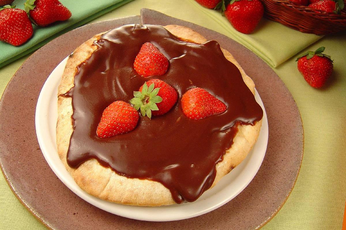 [Pizza de frigideira de chocolate com morango]