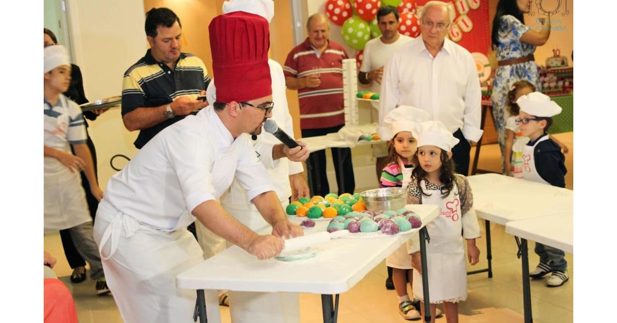 a criança faz um jogo infantil - o cozinheiro prepara a comida