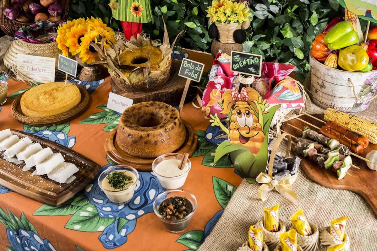 [Mesa de Festa Junina – Como Organizar Comidas, Doces e Bebidas com Charme]