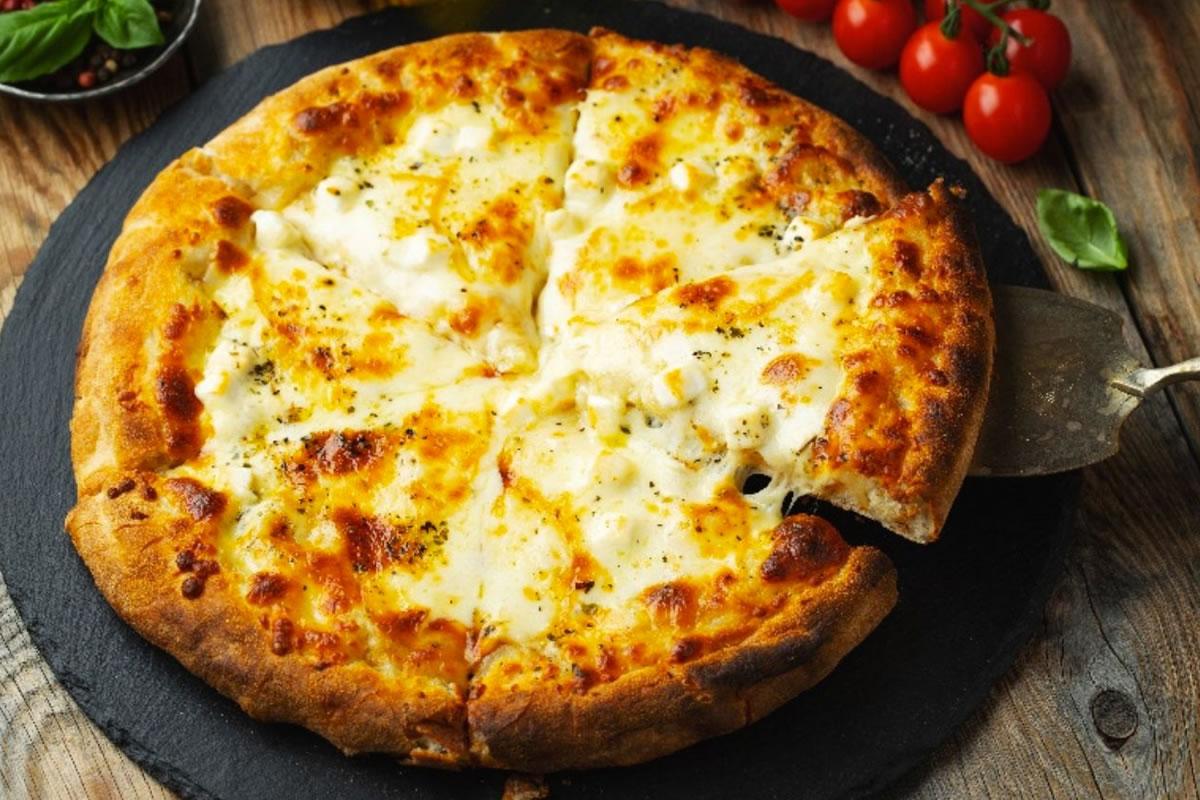 [A Arte e a História da Pizza Quatro Queijos: Um Guia Completo]